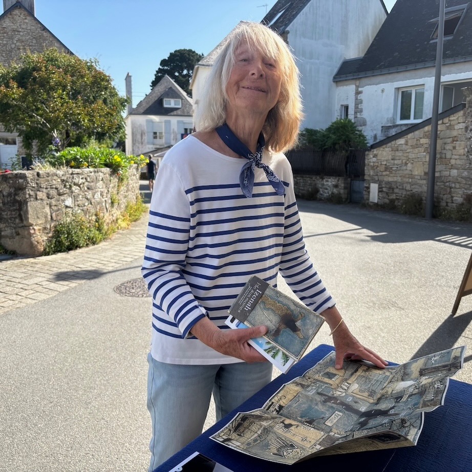 Françoise Sylvestre préparant une séance de dédicace à la boutique L'Escale