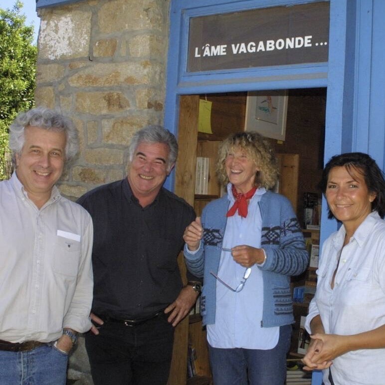 Françoise Sylvestre avec Georges Pernoud et l'équipe de Thalassa devant la librairie