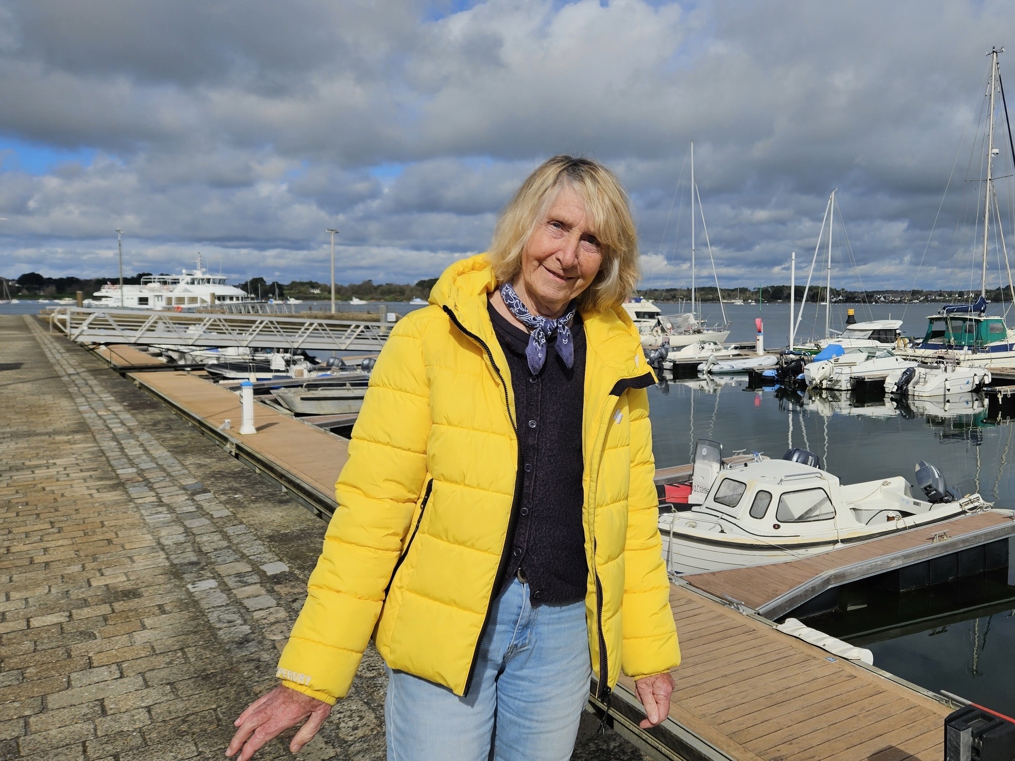 Françoise Sylvestre souriante devant le port de l'Île-aux-Moines
