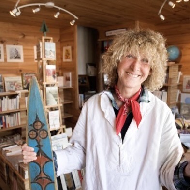 Françoise souriante dans sa librairie