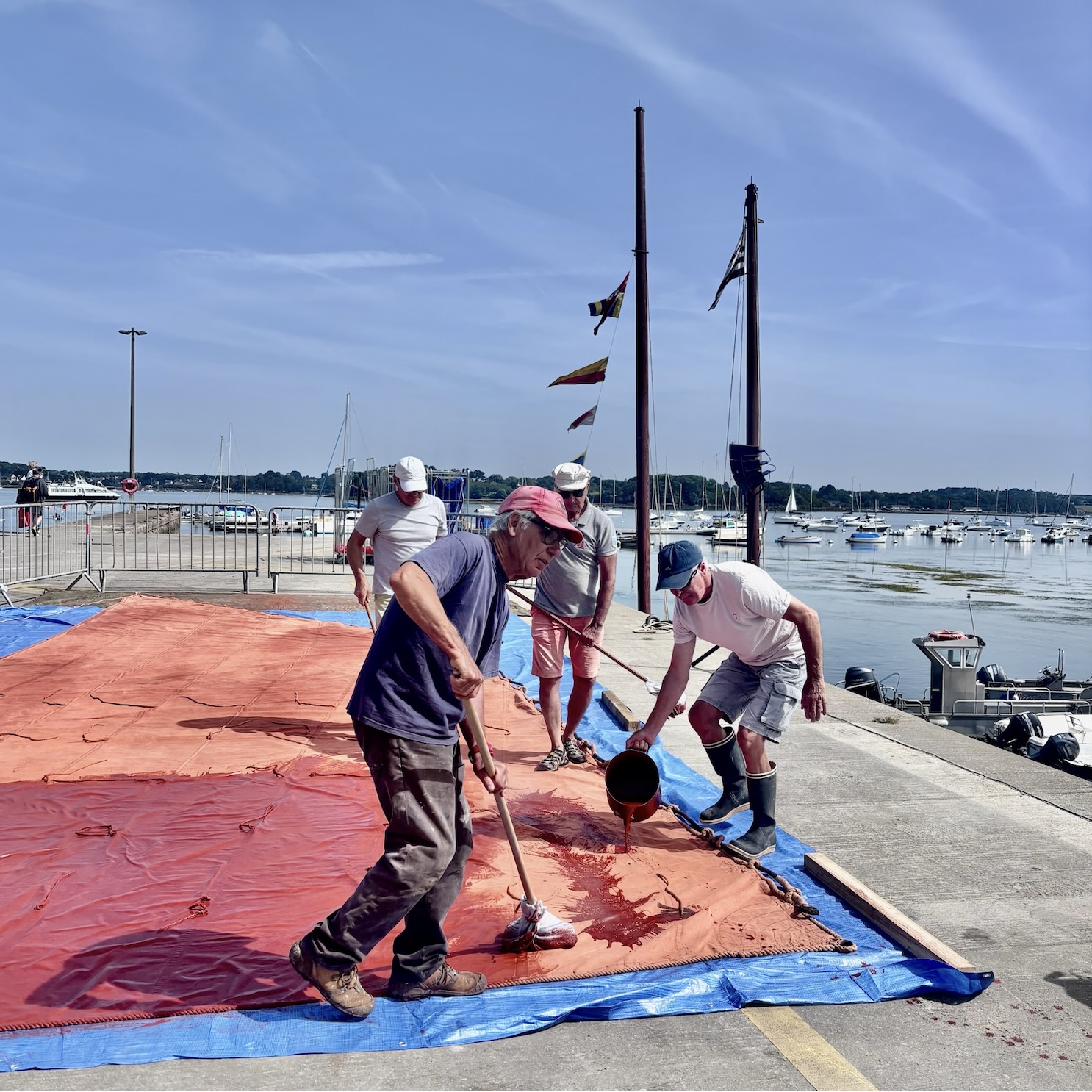 Tannage des voiles du Sinago îlois